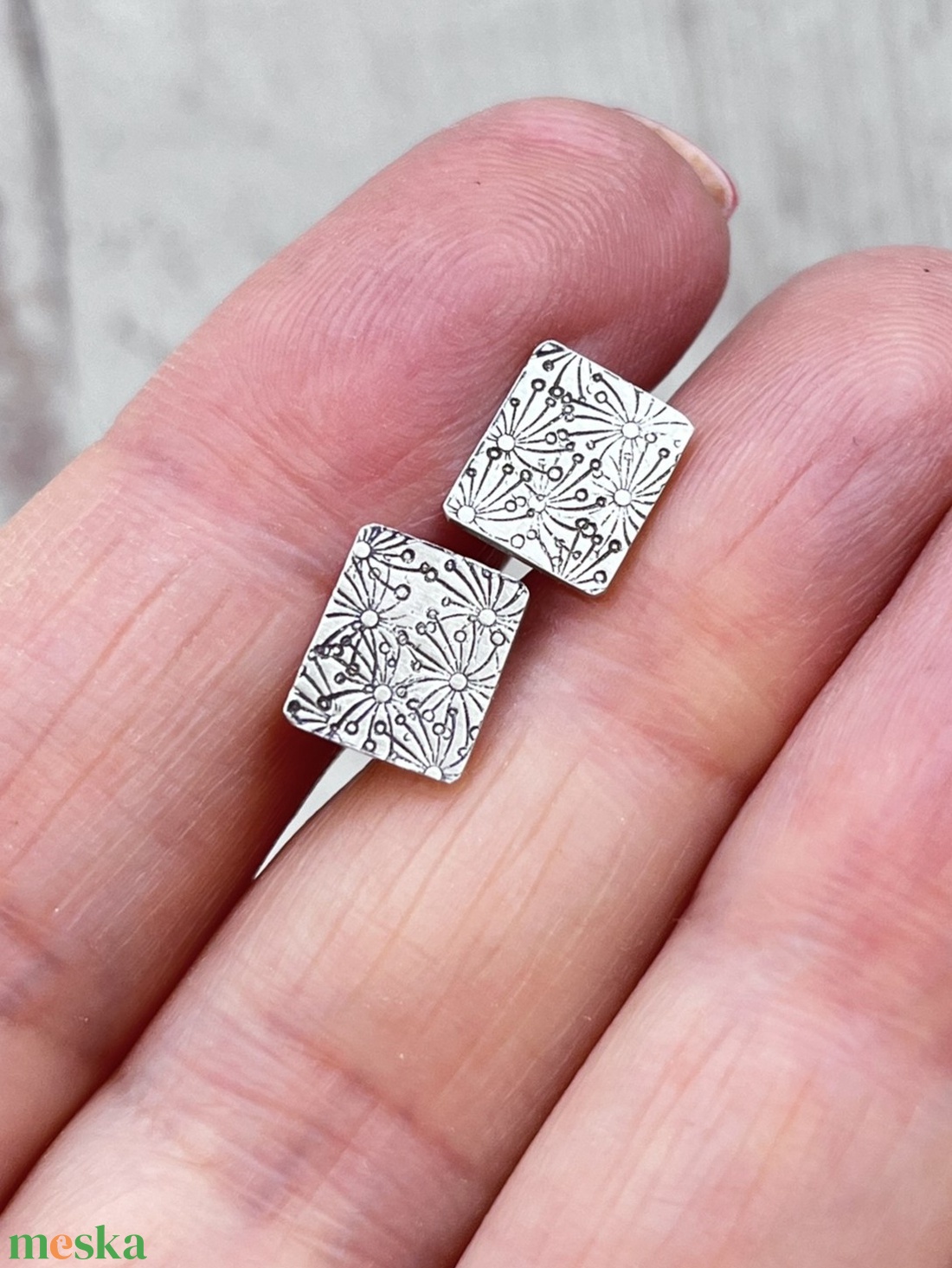 Pitypangos ezüst bedugós fülbevaló, szögletes - ékszer - fülbevaló - pötty fülbevaló - Meska.hu