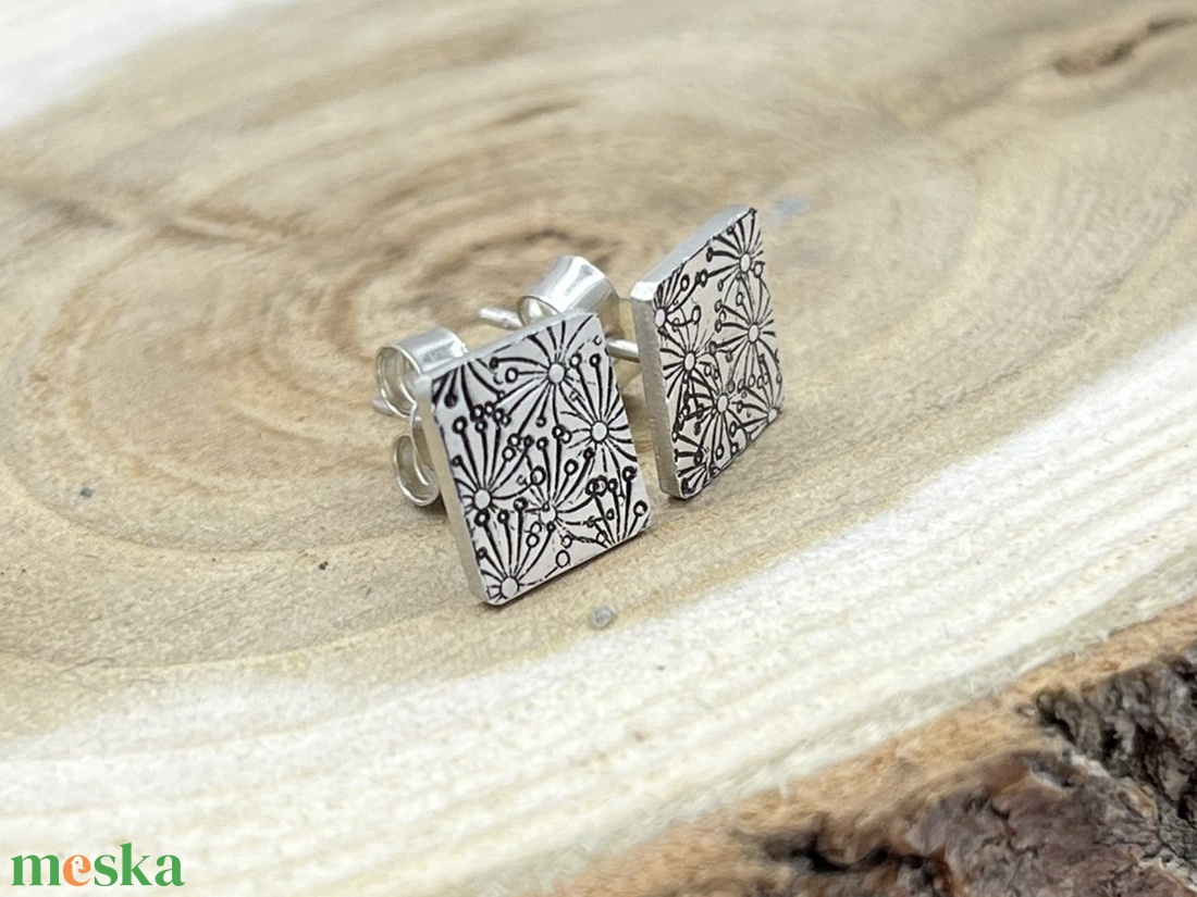 Pitypangos ezüst bedugós fülbevaló, szögletes - ékszer - fülbevaló - pötty fülbevaló - Meska.hu