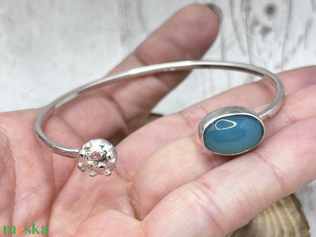 Ezüst karperec krizoprázzal és zafírral - ékszer - karkötő - karperec - Meska.hu