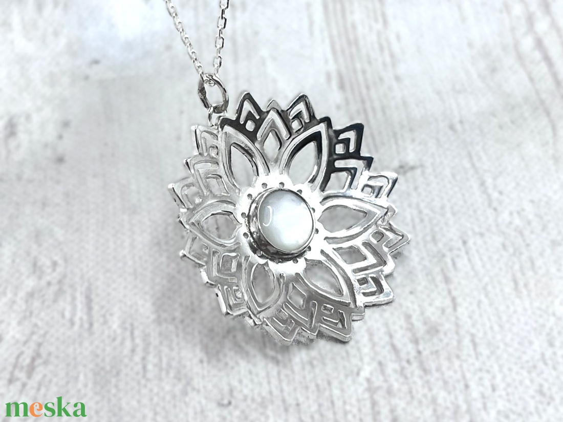 Gyöngyház mandala nyaklánc - ékszer - nyaklánc - medál - Meska.hu Gyöngyház mandala nyaklánc - ékszer - nyaklánc - medál - Meska.hu