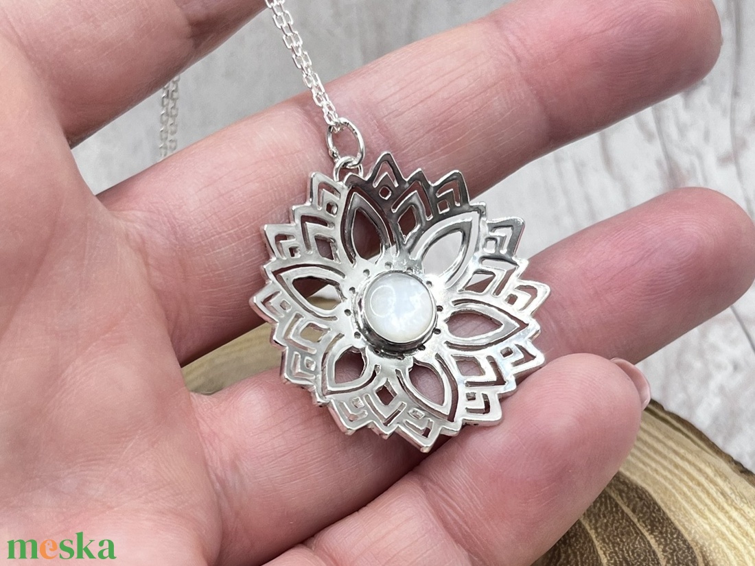 Gyöngyház mandala nyaklánc - ékszer - nyaklánc - medál - Meska.hu Gyöngyház mandala nyaklánc - ékszer - nyaklánc - medál - Meska.hu