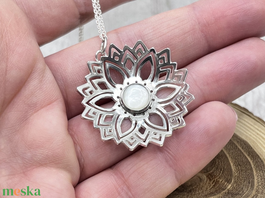 Gyöngyház mandala nyaklánc - ékszer - nyaklánc - medál - Meska.hu Gyöngyház mandala nyaklánc - ékszer - nyaklánc - medál - Meska.hu
