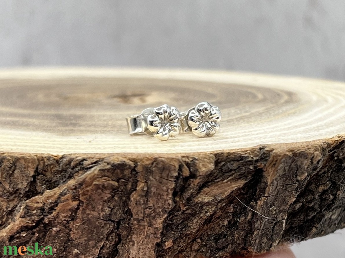 Mini virág ezüst bedugós fülbevaló - ékszer - fülbevaló - pötty fülbevaló - Meska.hu