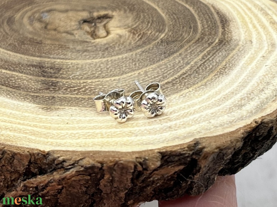 Mini virág ezüst bedugós fülbevaló - ékszer - fülbevaló - pötty fülbevaló - Meska.hu