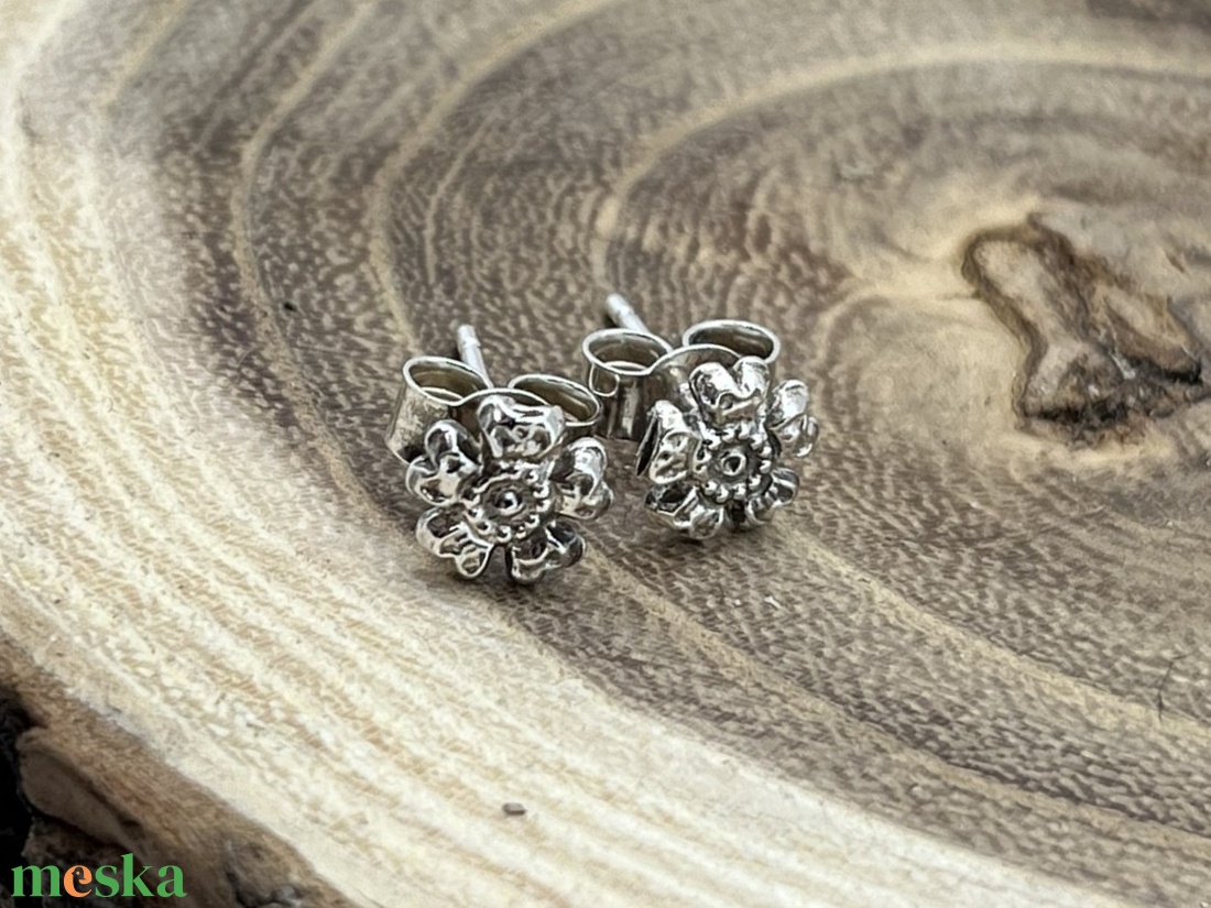 Virág ezüst bedugós fülbevaló - ékszer - fülbevaló - pötty fülbevaló - Meska.hu