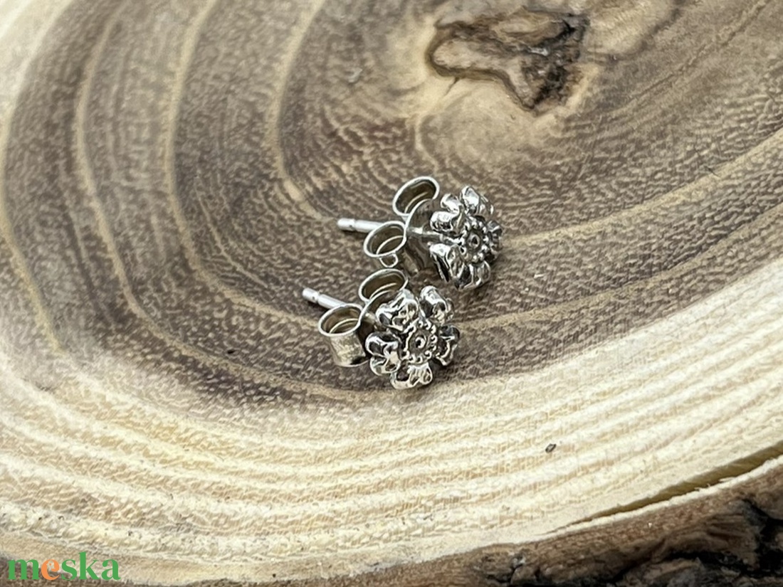 Virág ezüst bedugós fülbevaló - ékszer - fülbevaló - pötty fülbevaló - Meska.hu