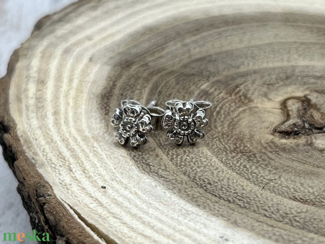 Virág ezüst bedugós fülbevaló - ékszer - fülbevaló - pötty fülbevaló - Meska.hu