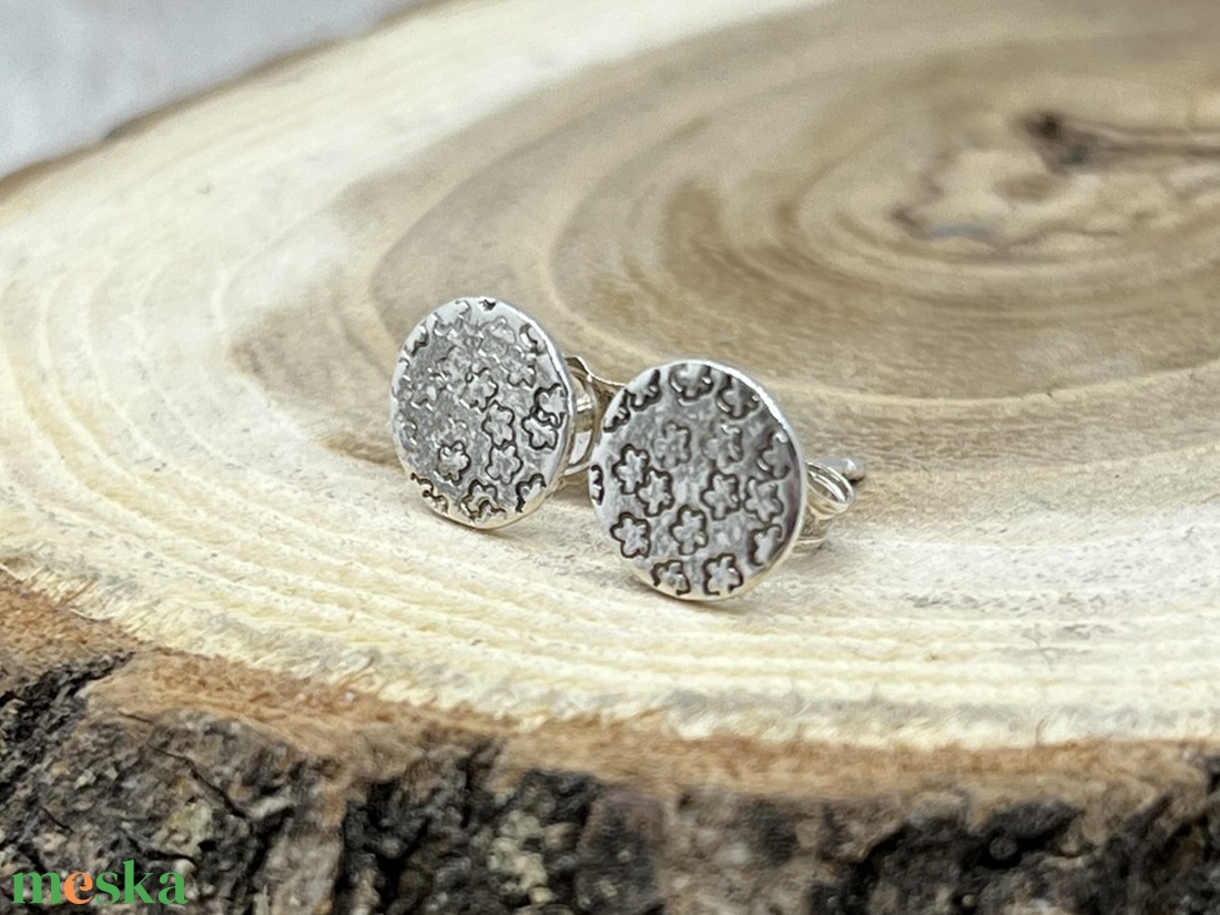 Virágos ezüst bedugós fülbevaló - ékszer - fülbevaló - pötty fülbevaló - Meska.hu