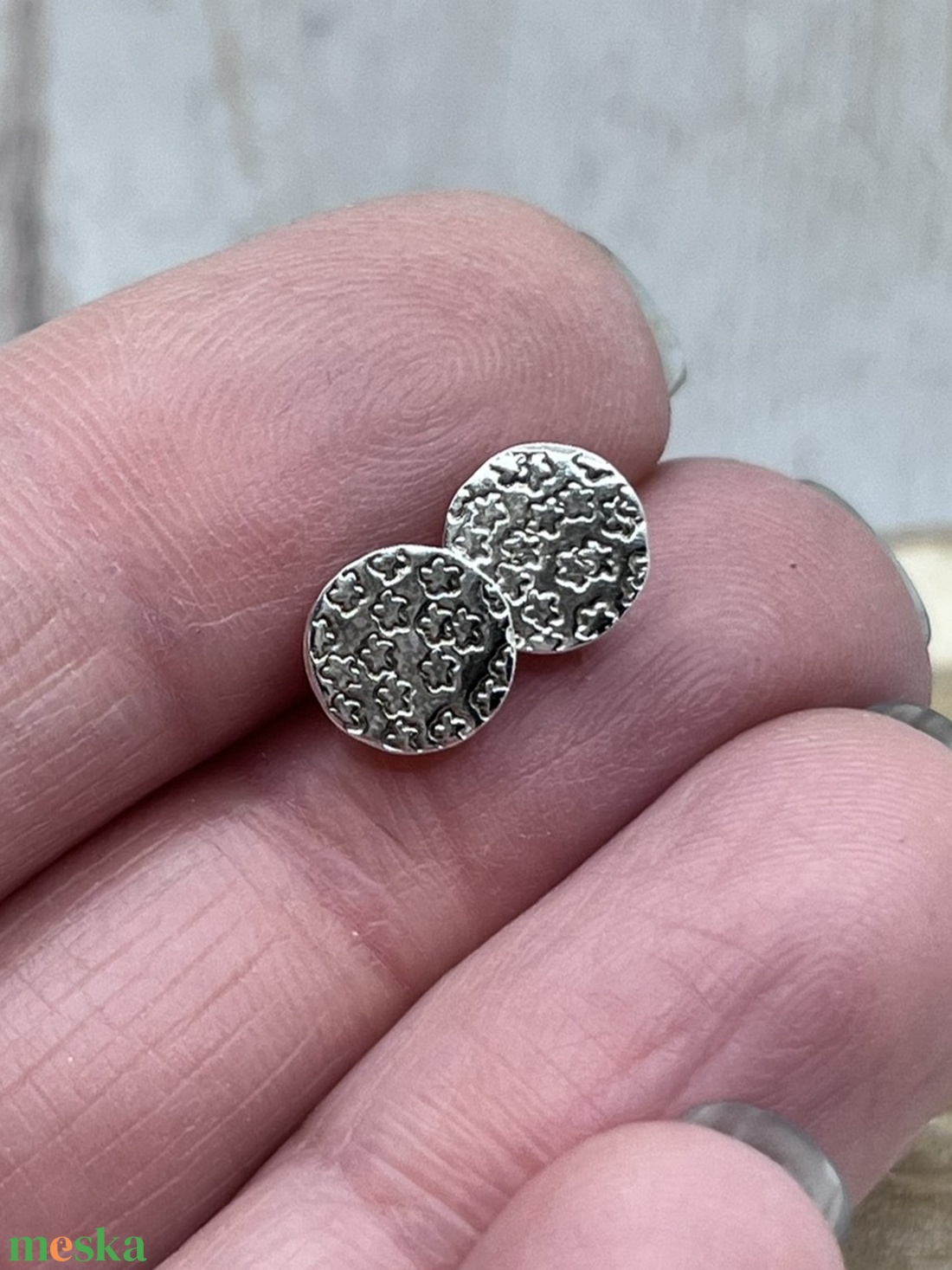 Virágos ezüst bedugós fülbevaló - ékszer - fülbevaló - pötty fülbevaló - Meska.hu