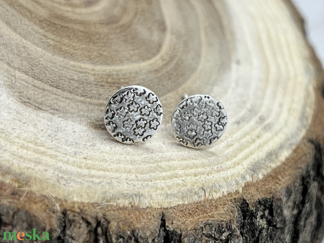 Virágos ezüst bedugós fülbevaló - ékszer - fülbevaló - pötty fülbevaló - Meska.hu