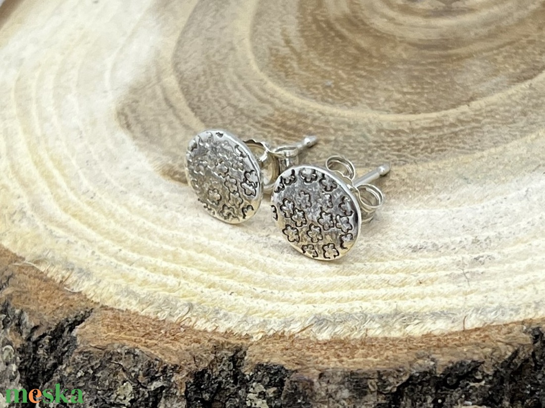 Virágos ezüst bedugós fülbevaló - ékszer - fülbevaló - pötty fülbevaló - Meska.hu