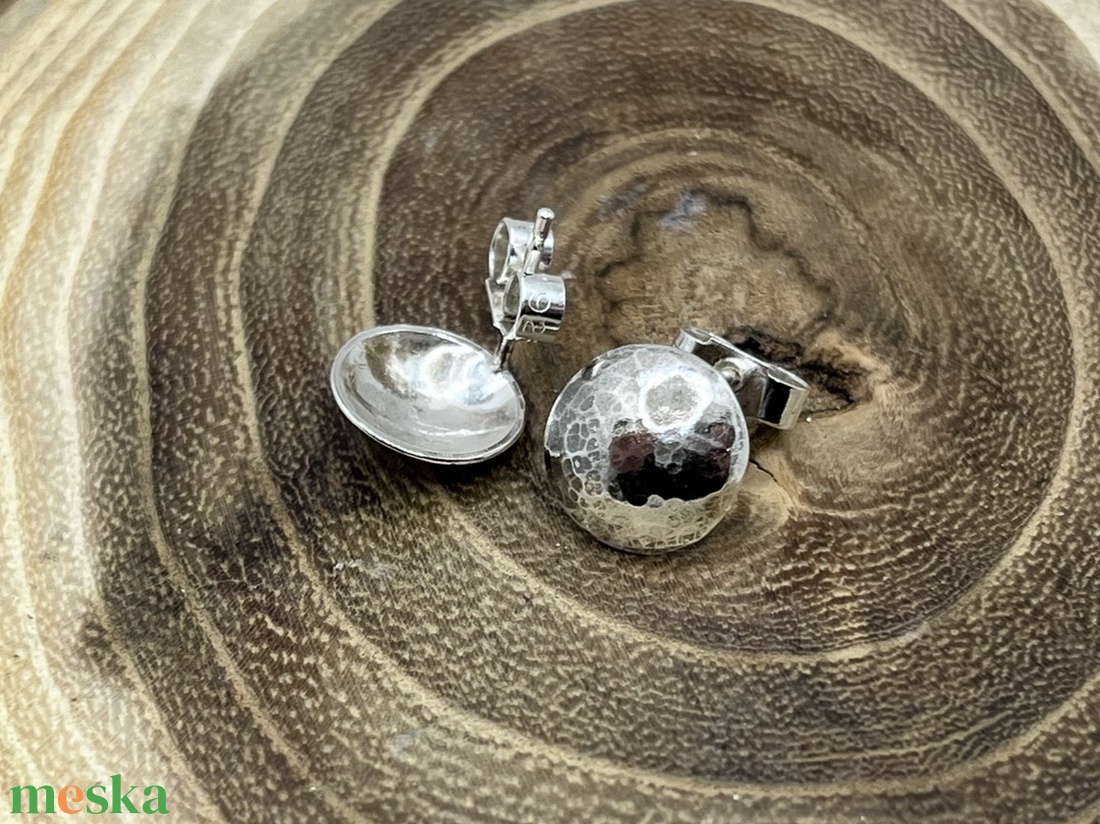 Domború korong ezüst bedugós fülbevaló - ékszer - fülbevaló - pötty fülbevaló - Meska.hu