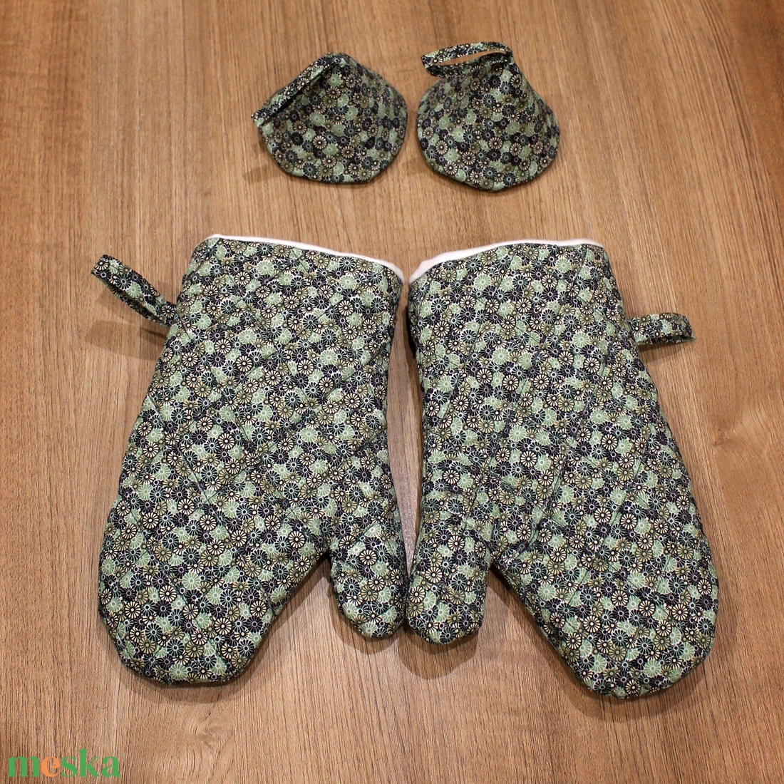 Zöld körös edényfogó kesztyű és fedőfogó szett - otthon & életmód - konyhafelszerelés, tálalás - konyhai textil - edényfogó & edényfedő - Meska.hu