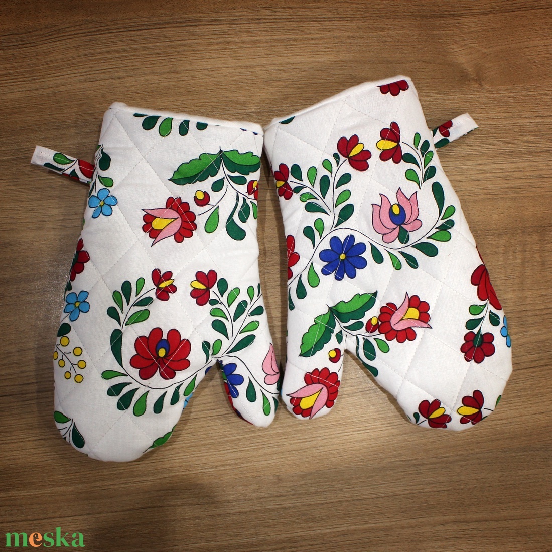 Kalocsai mintás edényfogó kesztyű - otthon & életmód - konyhafelszerelés, tálalás - konyhai textil - edényfogó & edényfedő - Meska.hu Kalocsai mintás edényfogó kesztyű - otthon & életmód - konyhafelszerelés, tálalás - konyhai textil - edényfogó & edényfedő - Meska.hu