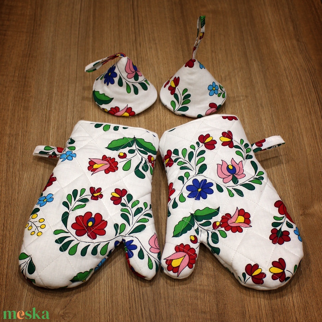 Matyó mintás kesztyű és fedőfogó szett - otthon & életmód - konyhafelszerelés, tálalás - konyhai textil - edényfogó & edényfedő - Meska.hu Matyó mintás kesztyű és fedőfogó szett - otthon & életmód - konyhafelszerelés, tálalás - konyhai textil - edényfogó & edényfedő - Meska.hu