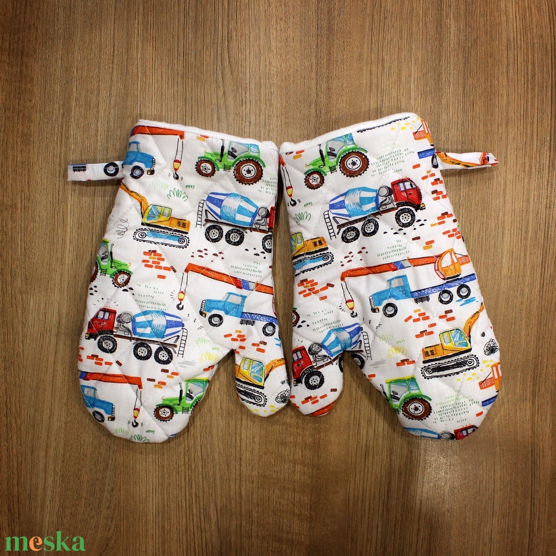 Fehér alapon munkagépes edényfogó kesztyű - otthon & életmód - konyhafelszerelés, tálalás - konyhai textil - edényfogó & edényfedő - Meska.hu Fehér alapon munkagépes edényfogó kesztyű - otthon & életmód - konyhafelszerelés, tálalás - konyhai textil - edényfogó & edényfedő - Meska.hu