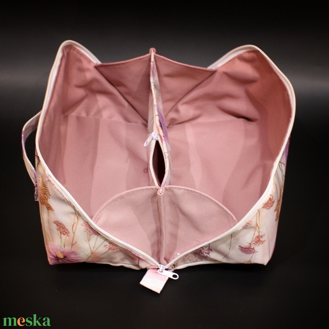 Binz neszesszer/nagy - pasztell lila virágos rózsaszín béléssel - táska & tok - neszesszer - Meska.hu