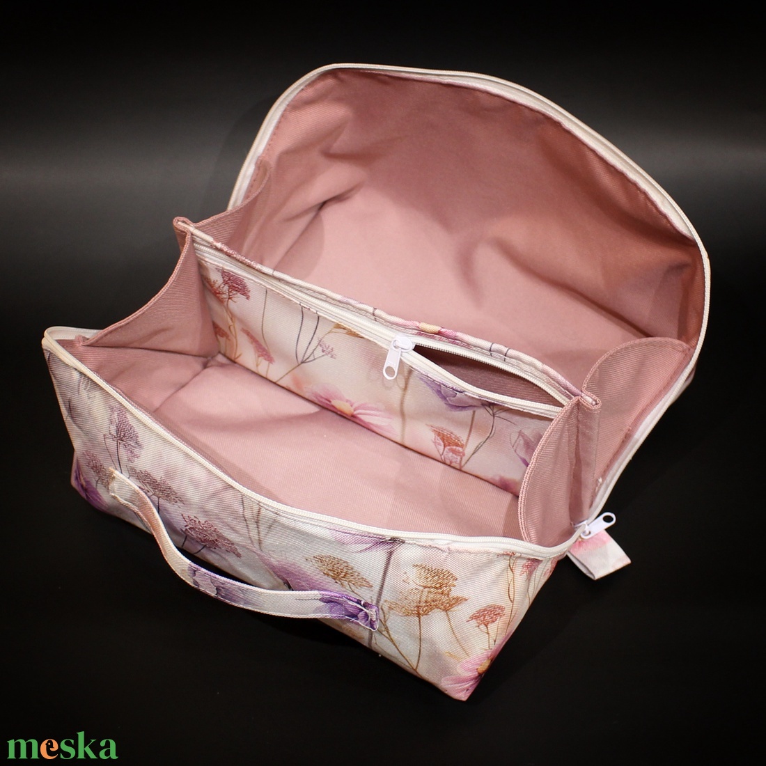Binz neszesszer/nagy - pasztell lila virágos rózsaszín béléssel - táska & tok - neszesszer - Meska.hu