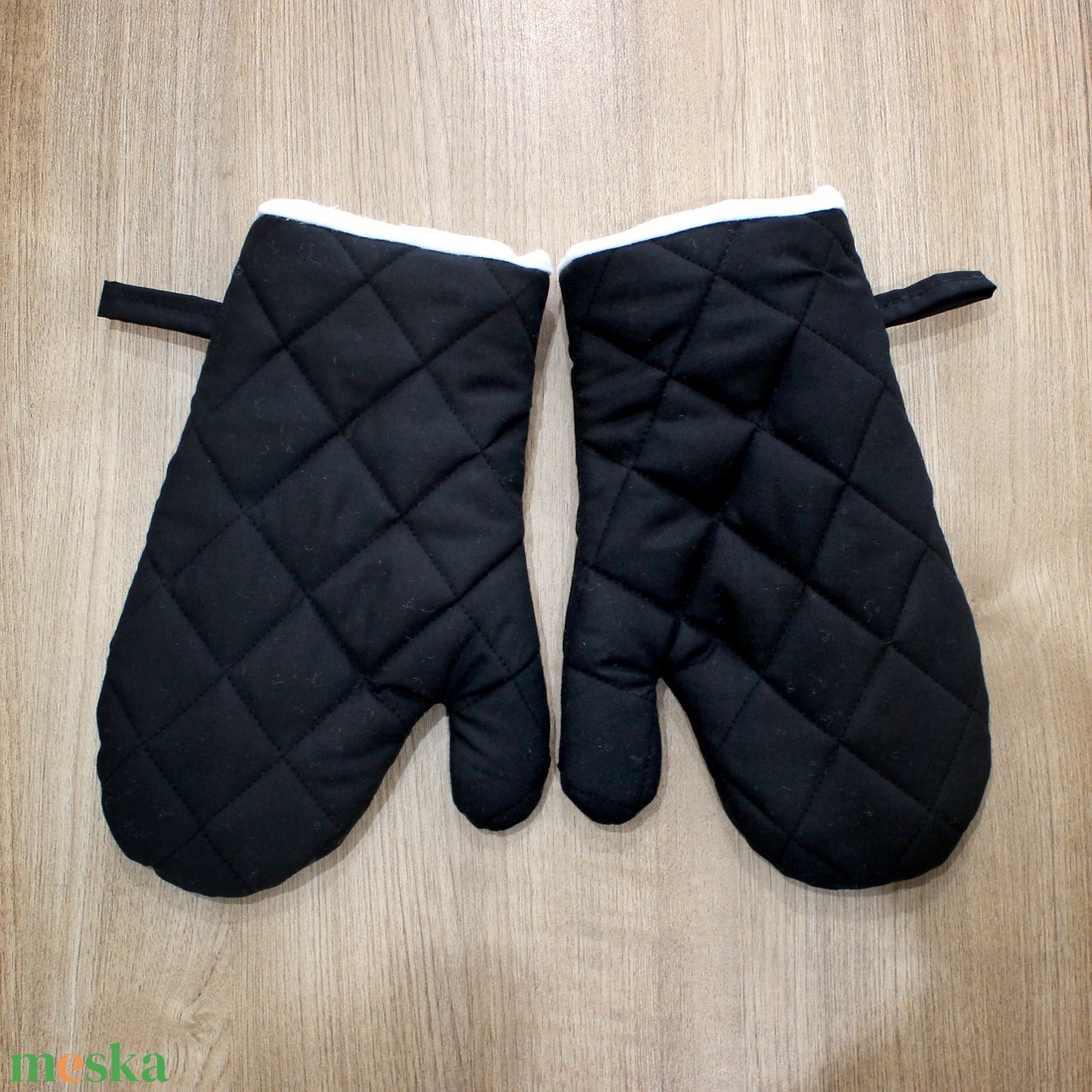 Fekete edényfogó kesztyű - otthon & életmód - konyhafelszerelés, tálalás - konyhai textil - edényfogó & edényfedő - Meska.hu