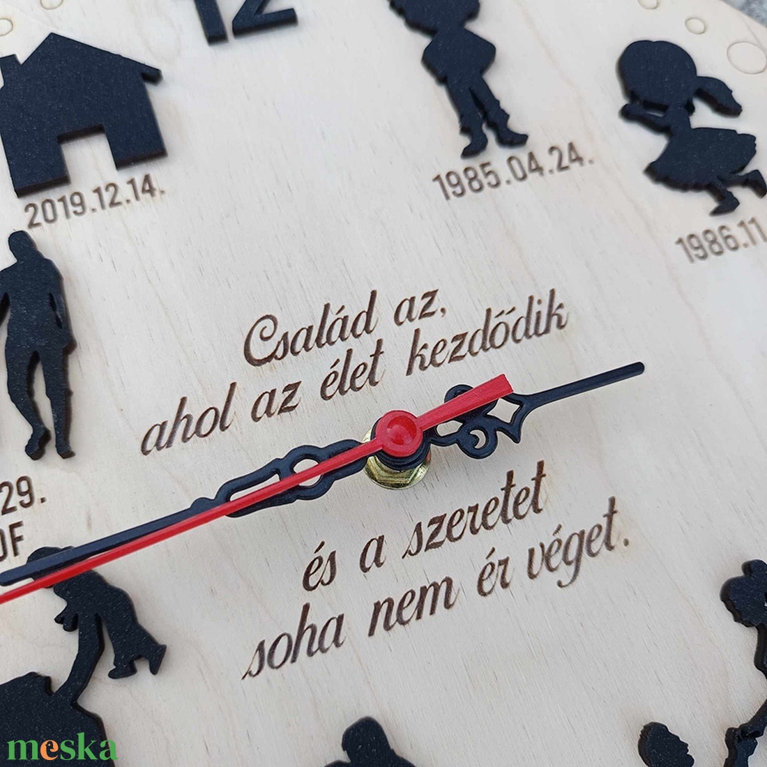 A mi történetünk - egyedi gravírozott családi falióra - otthon & életmód - dekoráció - fali és függő dekoráció - falióra & óra - Meska.hu