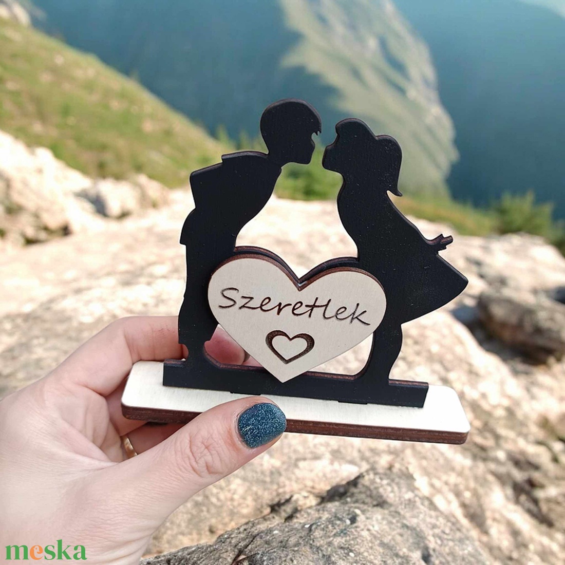 Gravírozott fa figura- szerelmes pár - kellékek & szerszámok - dekorációs kellékek - figurák - Meska.hu