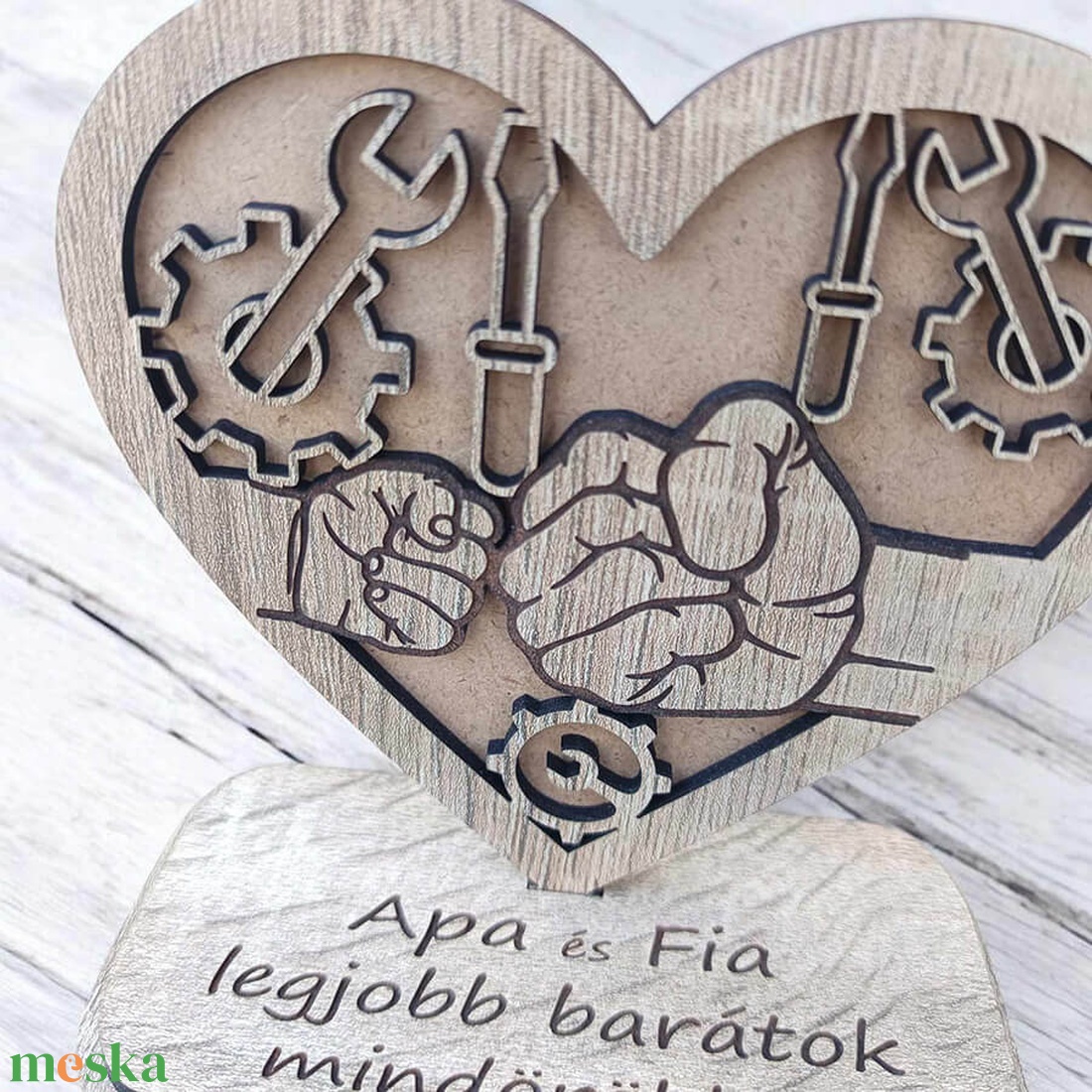 Apa és fia gravírozott fa szív - otthon & életmód - dekoráció - asztal és polc dekoráció - asztaldísz - Meska.hu