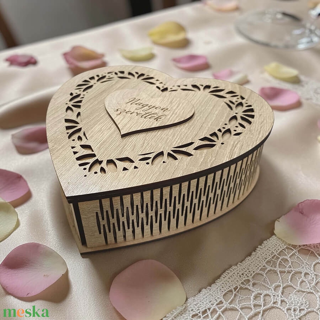 Egyedi gravírozott szív alakú doboz - esküvő - emlék & ajándék - doboz - Meska.hu