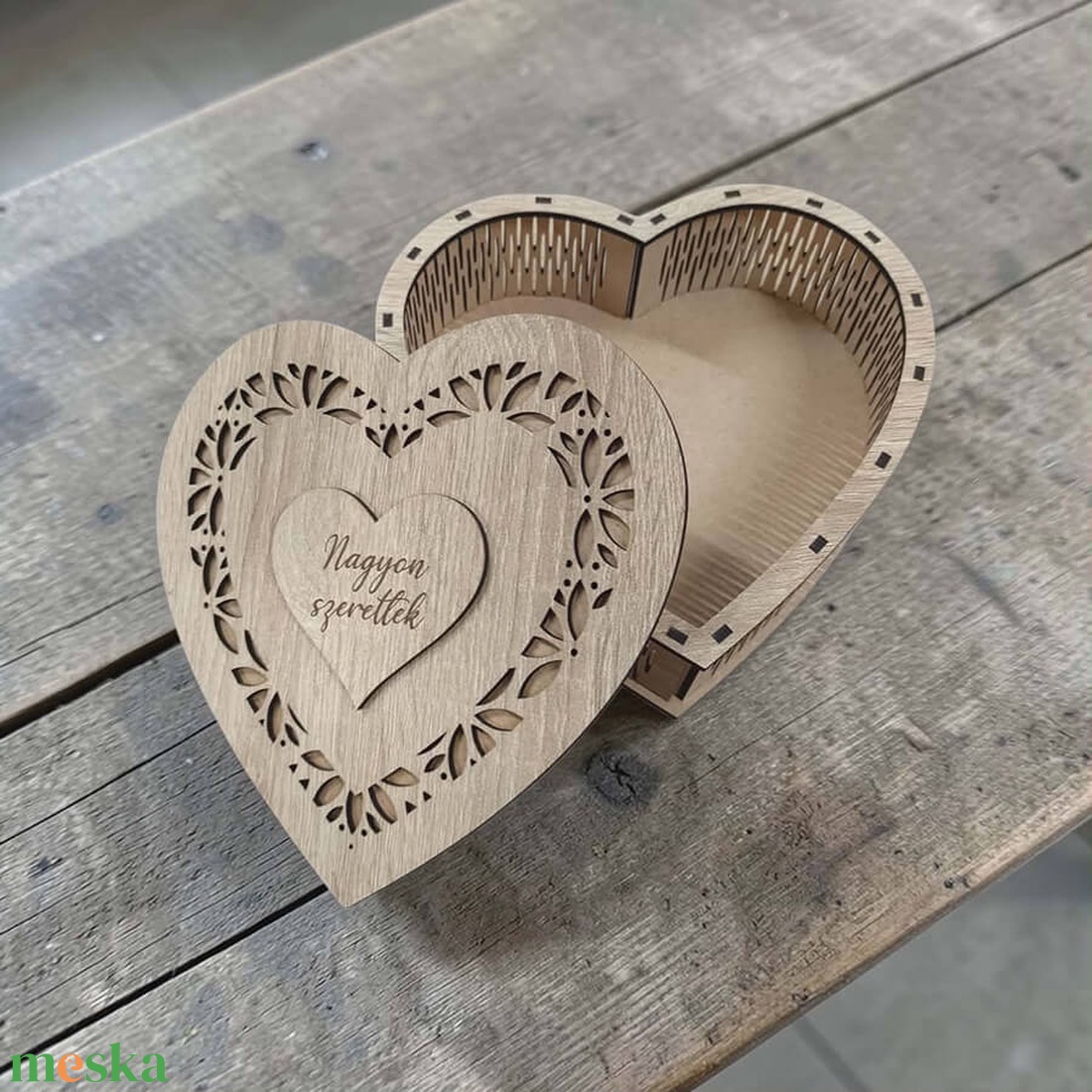 Egyedi gravírozott szív alakú doboz - esküvő - emlék & ajándék - doboz - Meska.hu