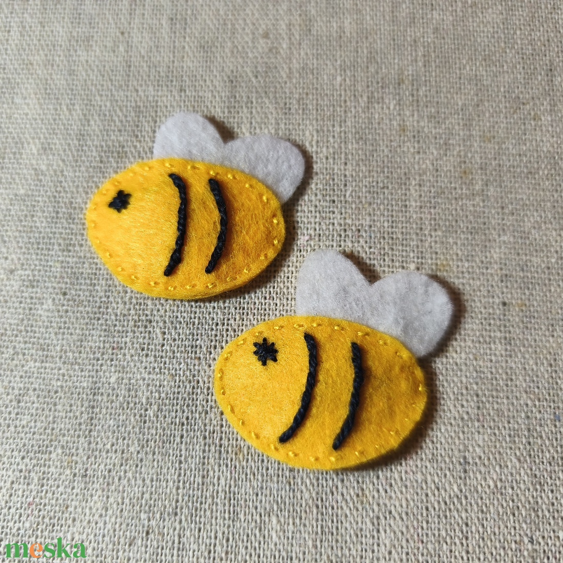 Csitt-csatt hajcsat - mini méhecskék (2 db) (2) - ruha & divat - hajdísz & hajcsat - hajdísz - Meska.hu