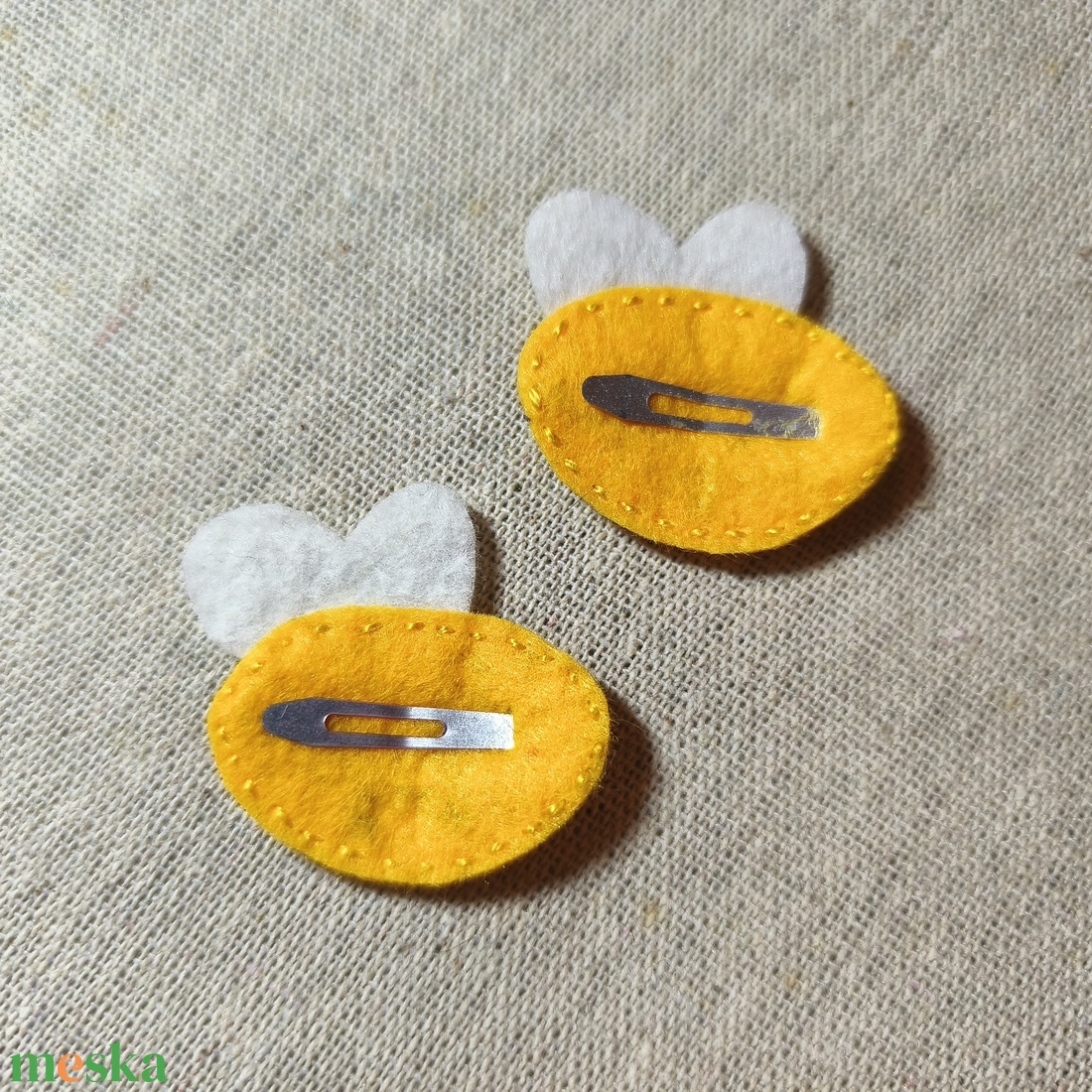 Csitt-csatt hajcsat - mini méhecskék (2 db) (2) - ruha & divat - hajdísz & hajcsat - hajdísz - Meska.hu