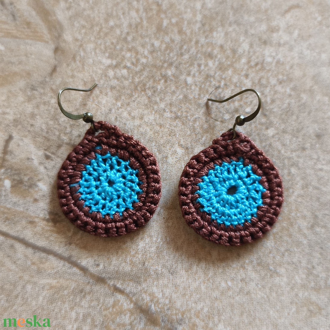 Horgolt türkiz-barna korong fülbevaló  - ékszer - fülbevaló - lógó fülbevaló - Meska.hu