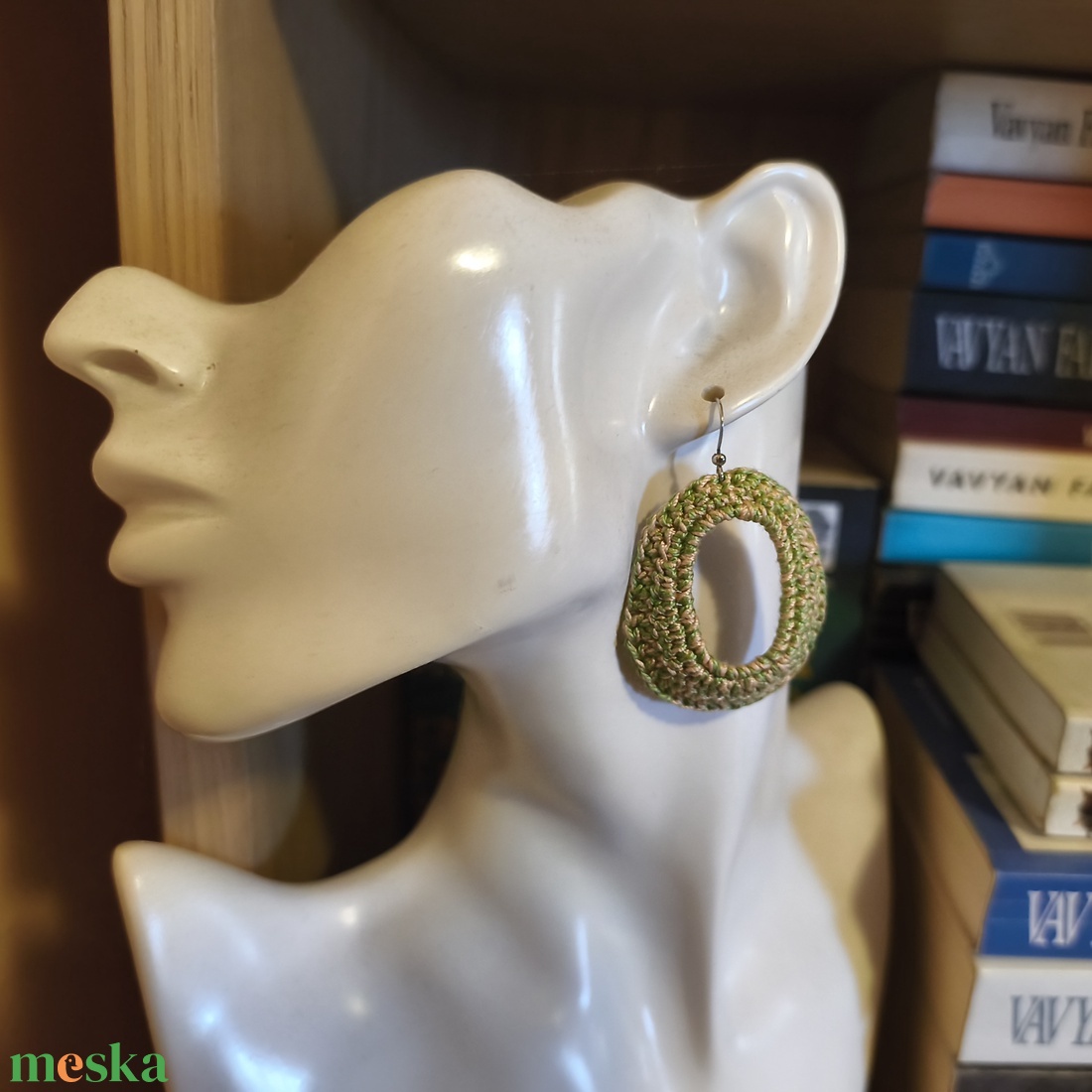 Horgolt ovális zöld-bézs fülbevaló  - ékszer - fülbevaló - lógó fülbevaló - Meska.hu