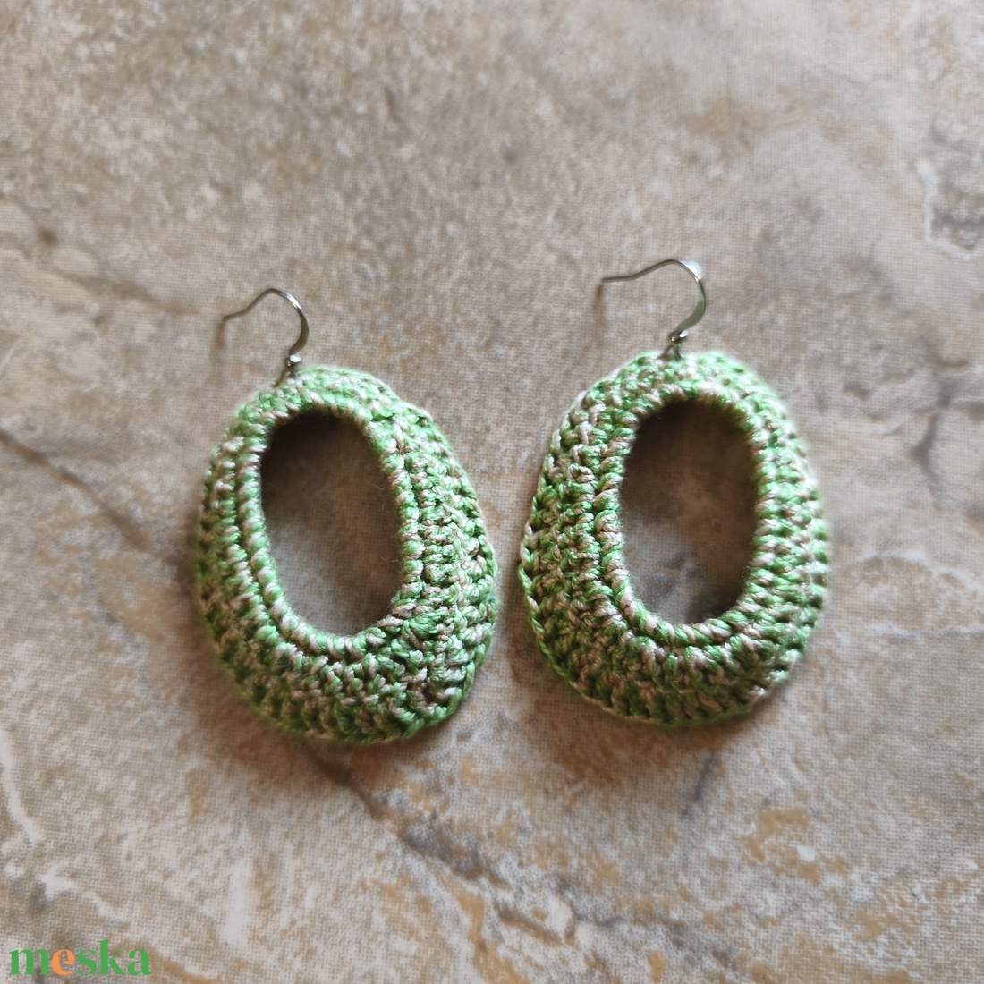 Horgolt ovális zöld-bézs fülbevaló  - ékszer - fülbevaló - lógó fülbevaló - Meska.hu