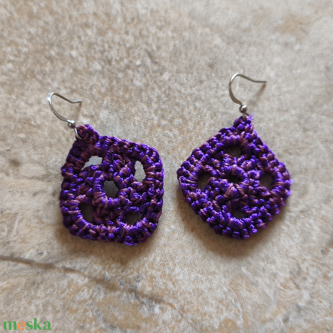 Horgolt lila rombusz fülbevaló  - ékszer - fülbevaló - lógó fülbevaló - Meska.hu