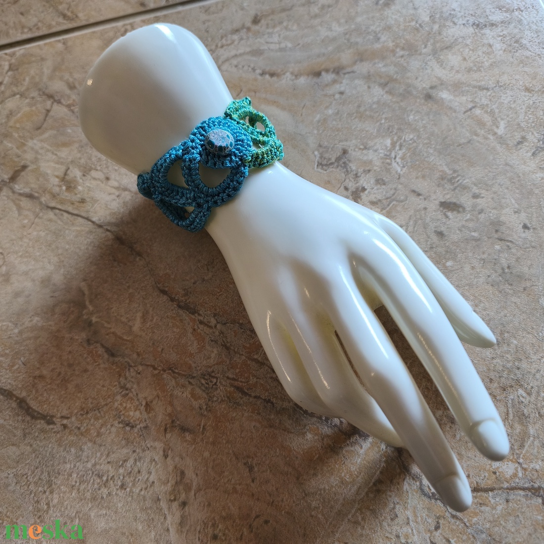 Türkiz-zöld horgolt karkötő - ékszer - karkötő - széles karkötő - Meska.hu