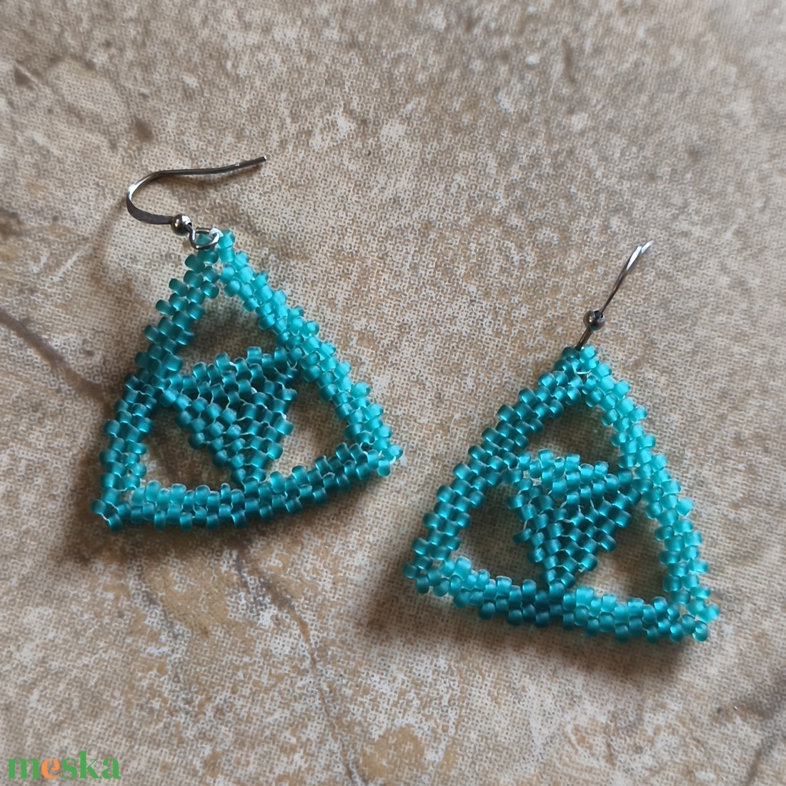 Gyöngy háromszög fülbevaló (102) - ékszer - fülbevaló - lógó fülbevaló - Meska.hu