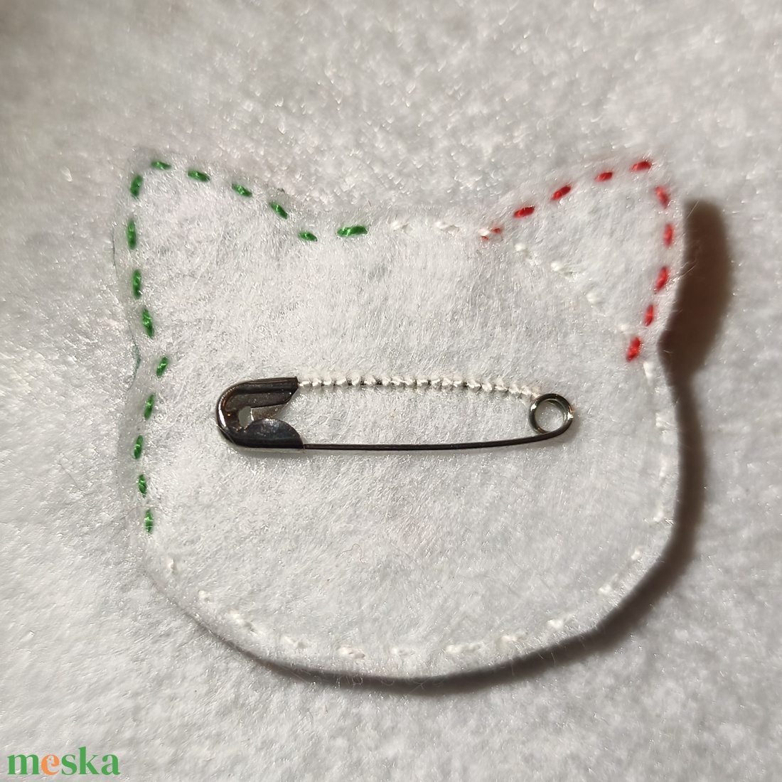 Trikolor cica kitűző (64) - ékszer - kitűző és bross - Meska.hu