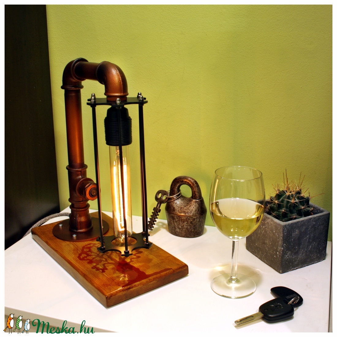 Asztali steampunk hangulatlámpa réz színű csövekből, fa motívummal -  - Meska.hu
