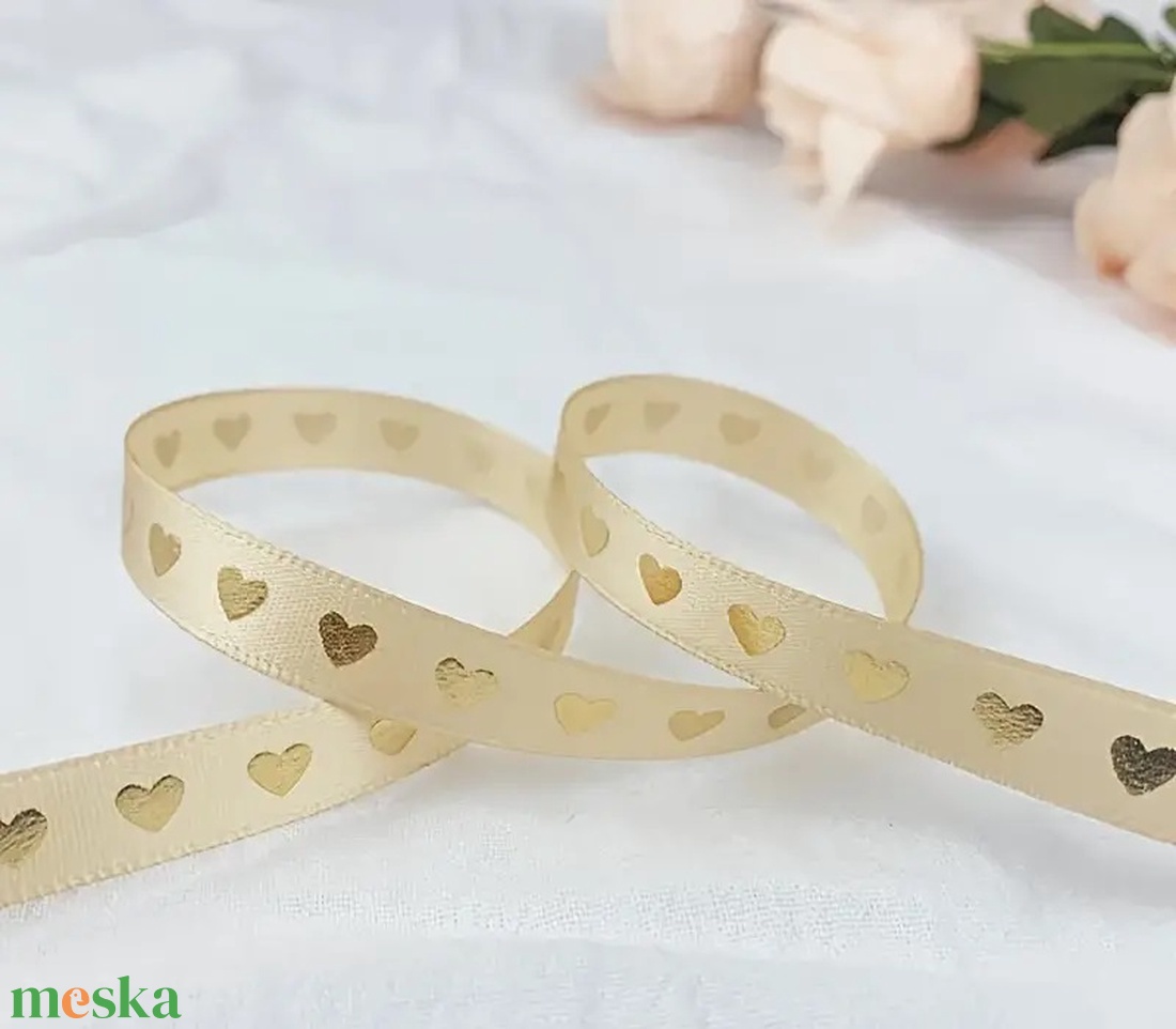 Szatén szalag arany szív mintával 1 cm -bézs - kellékek & szerszámok - rövidáru - szalag, pánt - szatén szalag - Meska.hu Szatén szalag arany szív mintával 1 cm -bézs - kellékek & szerszámok - rövidáru - szalag, pánt - szatén szalag - Meska.hu