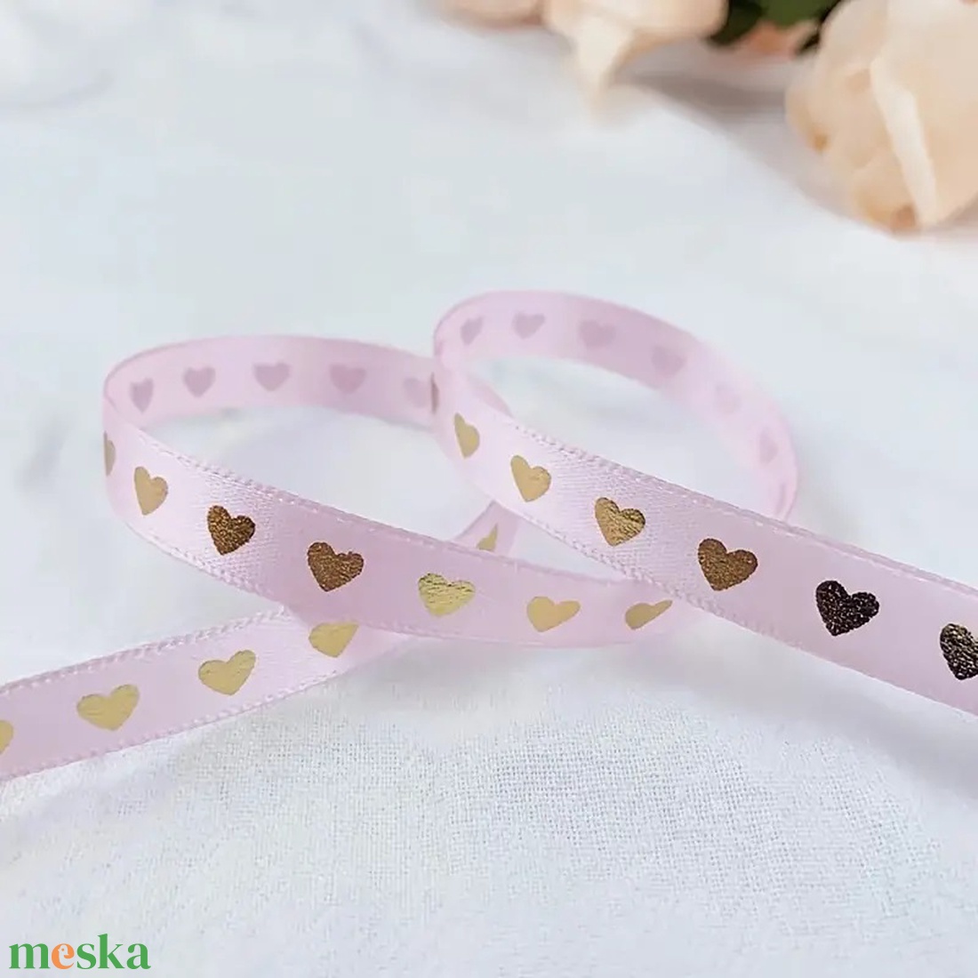 Szatén szalag arany szív mintával 1 cm - rózsaszín - kellékek & szerszámok - rövidáru - szalag, pánt - szatén szalag - Meska.hu Szatén szalag arany szív mintával 1 cm - rózsaszín - kellékek & szerszámok - rövidáru - szalag, pánt - szatén szalag - Meska.hu