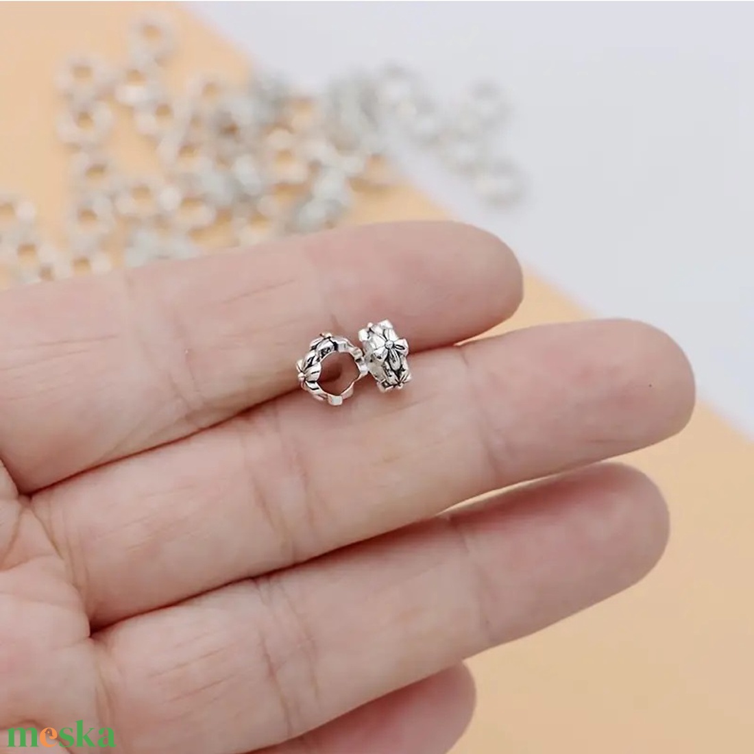 Távtartó gyöngy virág 0.7 cm ezüs - kellékek & szerszámok - gyöngyfűzés kellékek - figurális gyöngyök - Meska.hu Távtartó gyöngy virág 0.7 cm ezüs - kellékek & szerszámok - gyöngyfűzés kellékek - figurális gyöngyök - Meska.hu