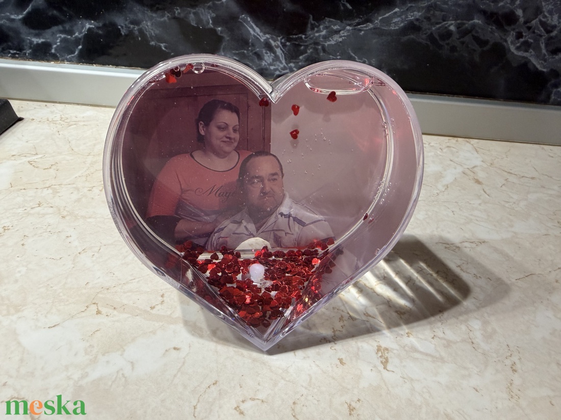 Egyedi fényképes szív alakú hógömb � személyes ajándék pároknak, évfordulóra - kellékek & szerszámok - hobby fa alapanyag - képkeret - Meska.hu