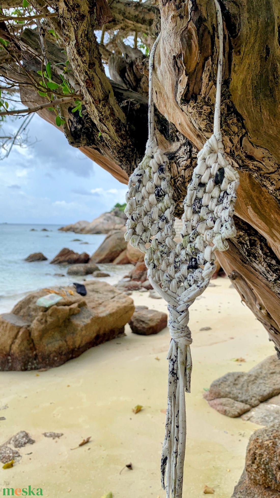 Makramé nyaklánc, Tarka mintás, V minta - ékszer - nyaklánc - bojtos nyaklánc - Meska.hu