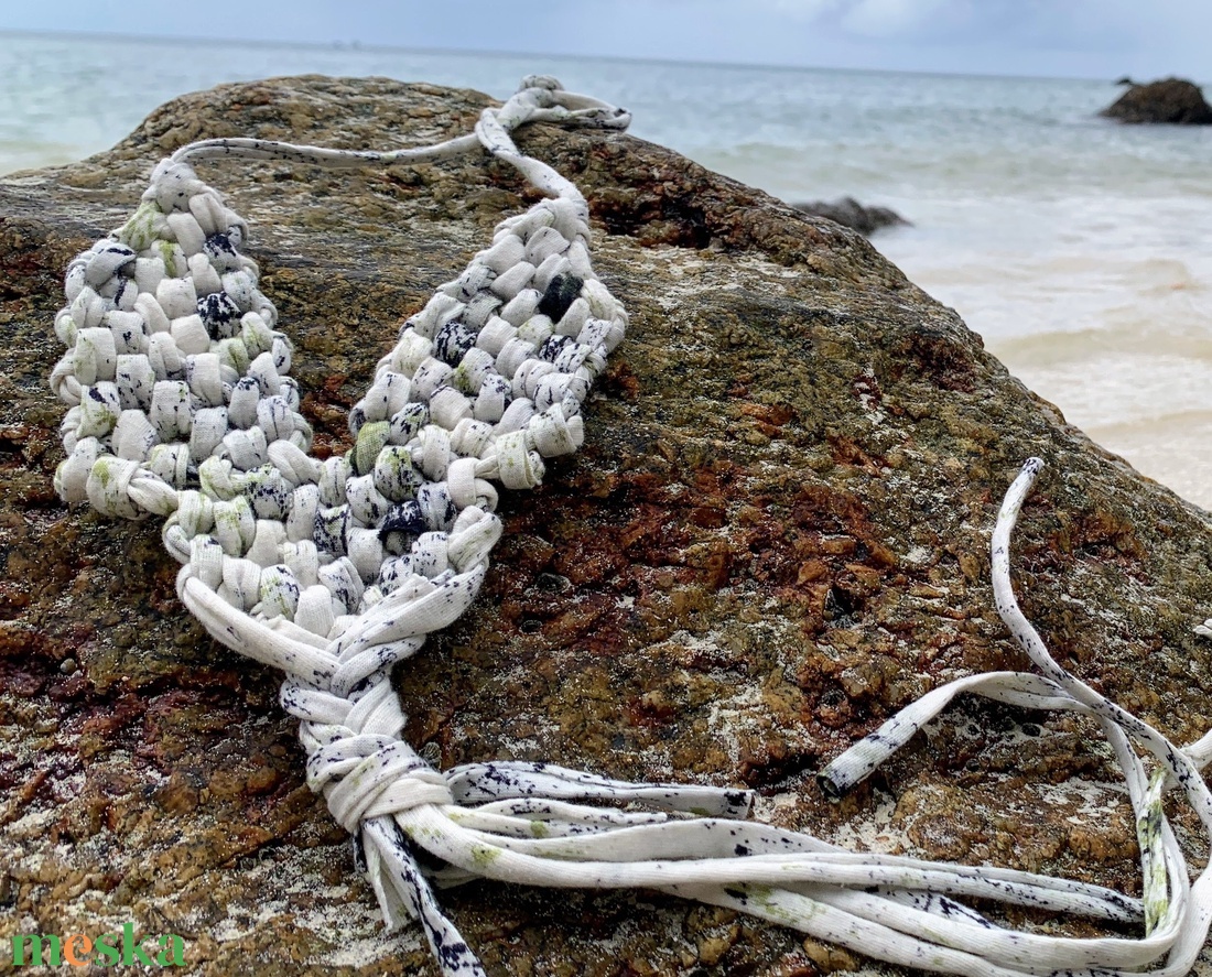 Makramé nyaklánc, Tarka mintás, V minta - ékszer - nyaklánc - bojtos nyaklánc - Meska.hu