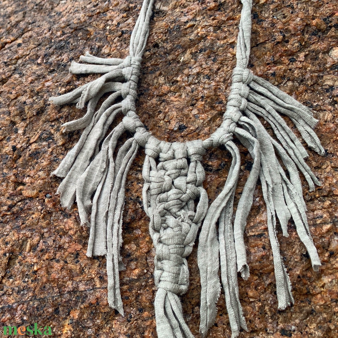 Makramé nyaklánc, khaki színű  - ékszer - nyaklánc - bojtos nyaklánc - Meska.hu