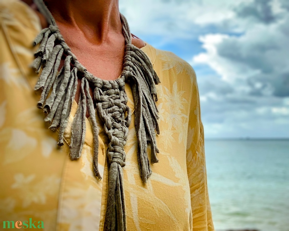 Makramé nyaklánc, khaki színű  - ékszer - nyaklánc - bojtos nyaklánc - Meska.hu