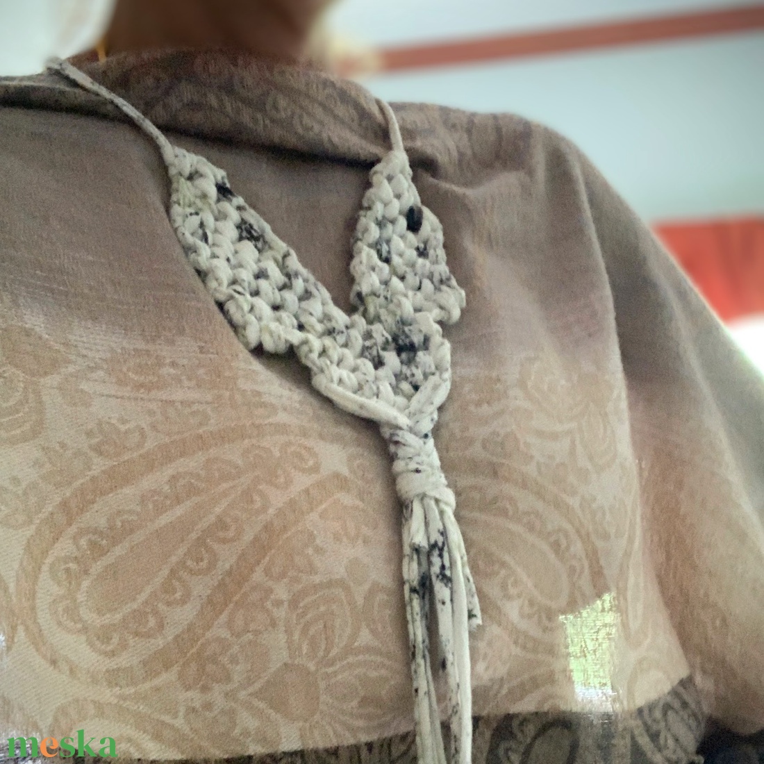 Makramé nyaklánc, Tarka mintás, V minta - ékszer - nyaklánc - bojtos nyaklánc - Meska.hu