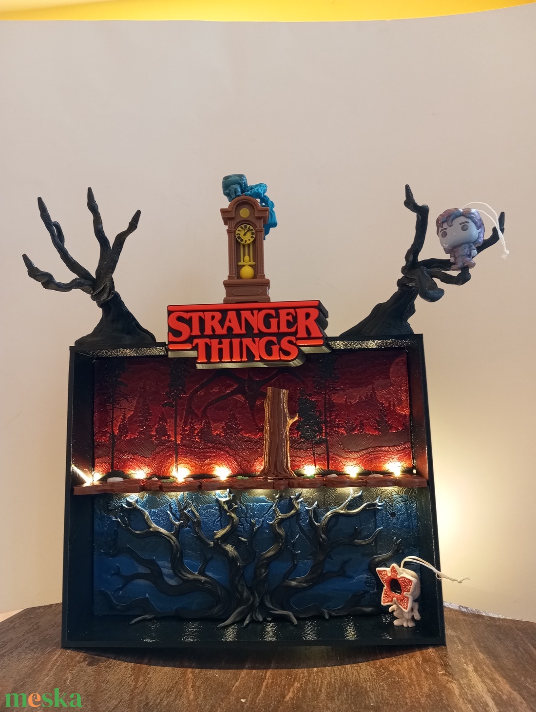 Stranger Things figura- és dísztartó � LED világítással - otthon & életmód - dekoráció - asztal és polc dekoráció - asztaldísz - Meska.hu