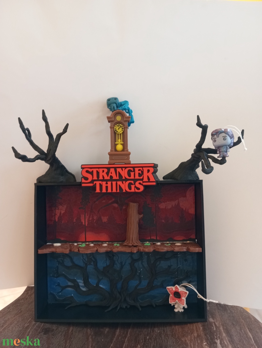 Stranger Things figura- és dísztartó � LED világítással - otthon & életmód - dekoráció - asztal és polc dekoráció - asztaldísz - Meska.hu
