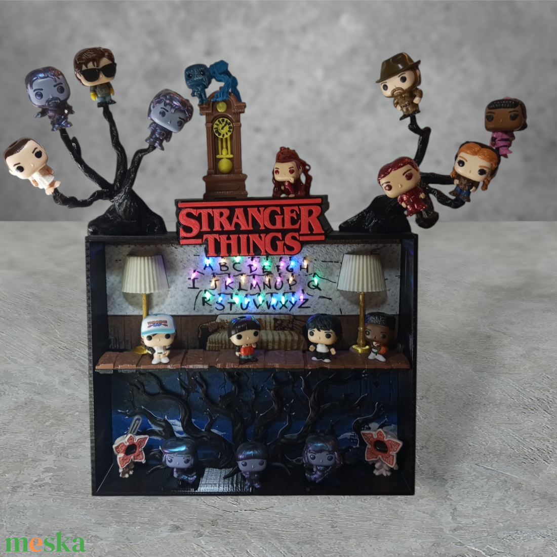Stranger Things Kinder Joy figura tartó � Willék nappalija-LED világítással - otthon & életmód - dekoráció - asztal és polc dekoráció - dekorációs tál, tartó - Meska.hu